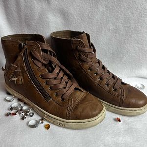 UGG BLANEY 1009885 Genuine Leather
High Top Sneakers Flat Bottom Shoes Sz 7